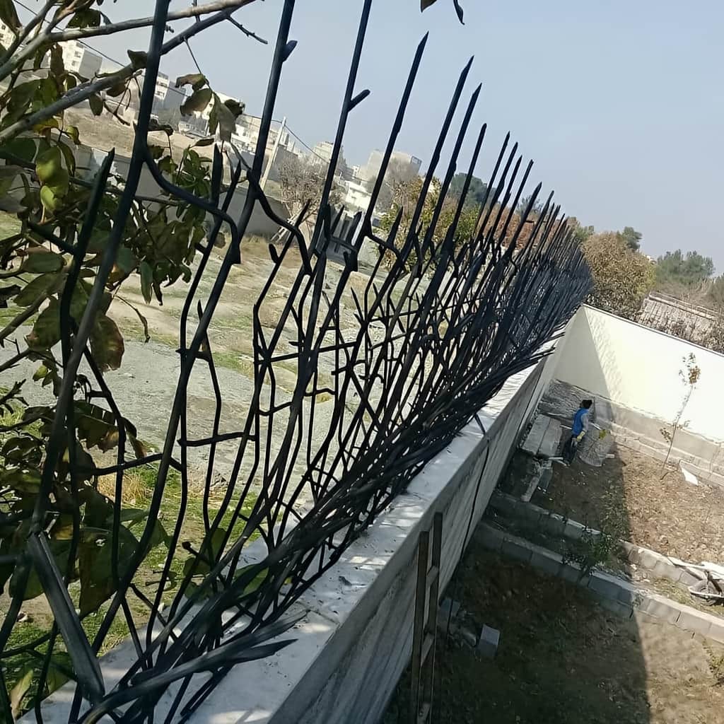 رنگ کوره ای حفاظ دیوار فلزی هنگام نصب روی دیوار بتنی
