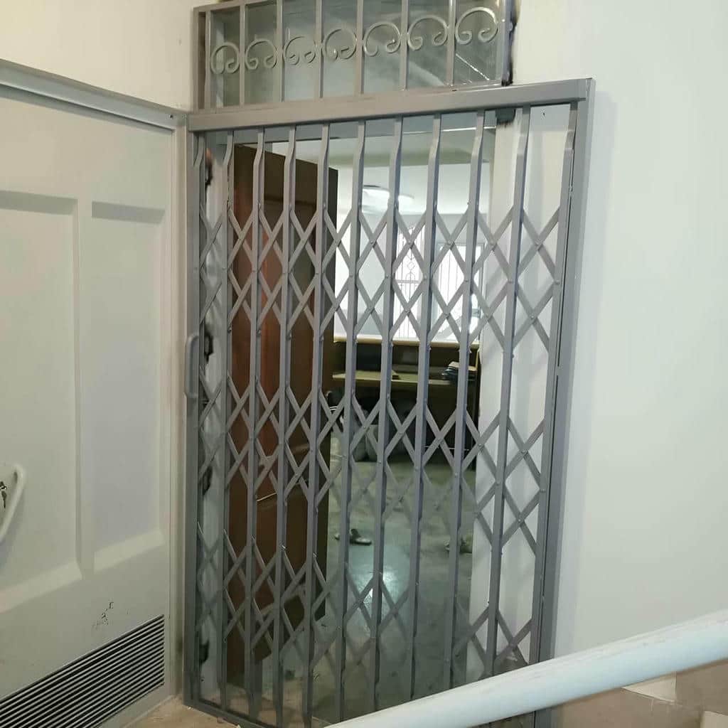قفل درب آکاردئونی در محل نصب دقیق