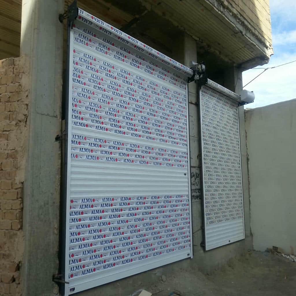 کرکره برقی با ریموت کنترل در کنار درب ورودی