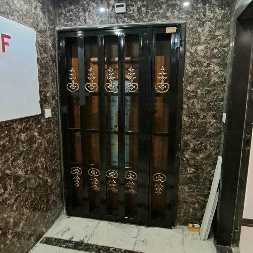حفاظ آکاردئونی درب آپارتمان با رنگ مقاوم روی سطح فلزی