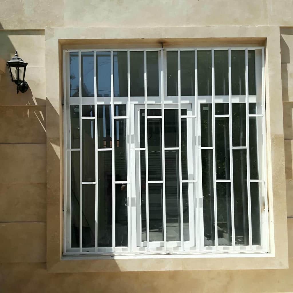 حفاظ پنجره مدرن با نصب اصولی روی دیوار