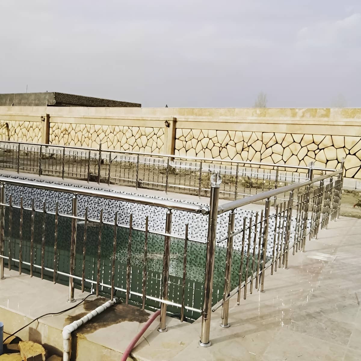 هندریل استیل دیواری مقاوم با پایه مهار شده در مسیر رمپ هندریل استیل دیواری مقاوم با پایه مهار شده در مسیر رمپ