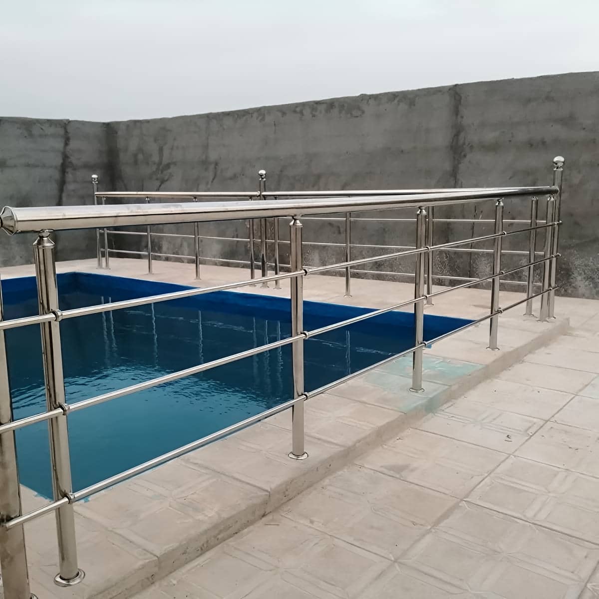 هندریل استیل دیواری مقاوم با پایه محکم روی دیوار راهرو هندریل استیل دیواری مقاوم