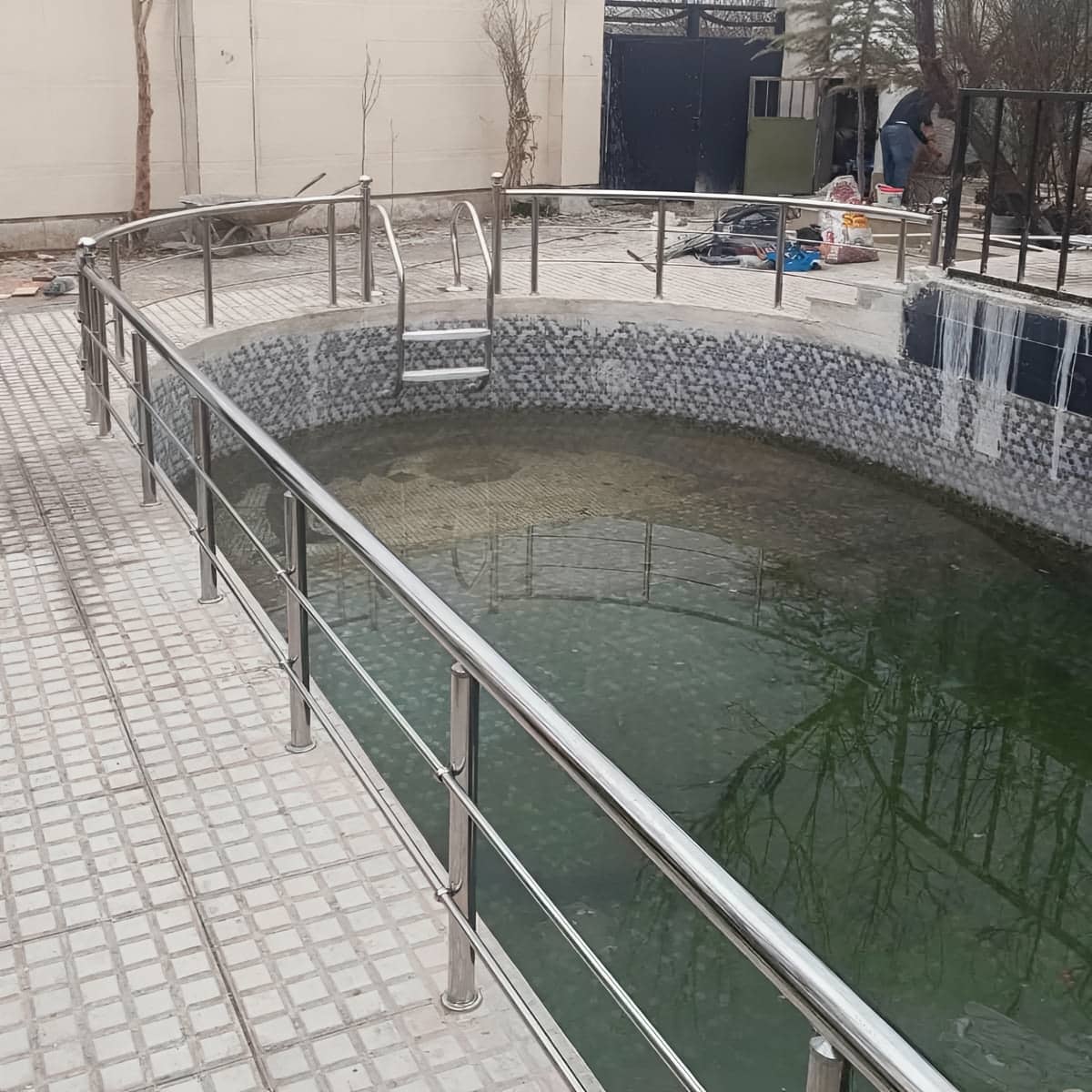 هندریل استیل دیواری مقاوم با قطر مناسب برای گرفتن دست هندریل استیل دیواری مقاوم با قطر مناسب برای گرفتن دست