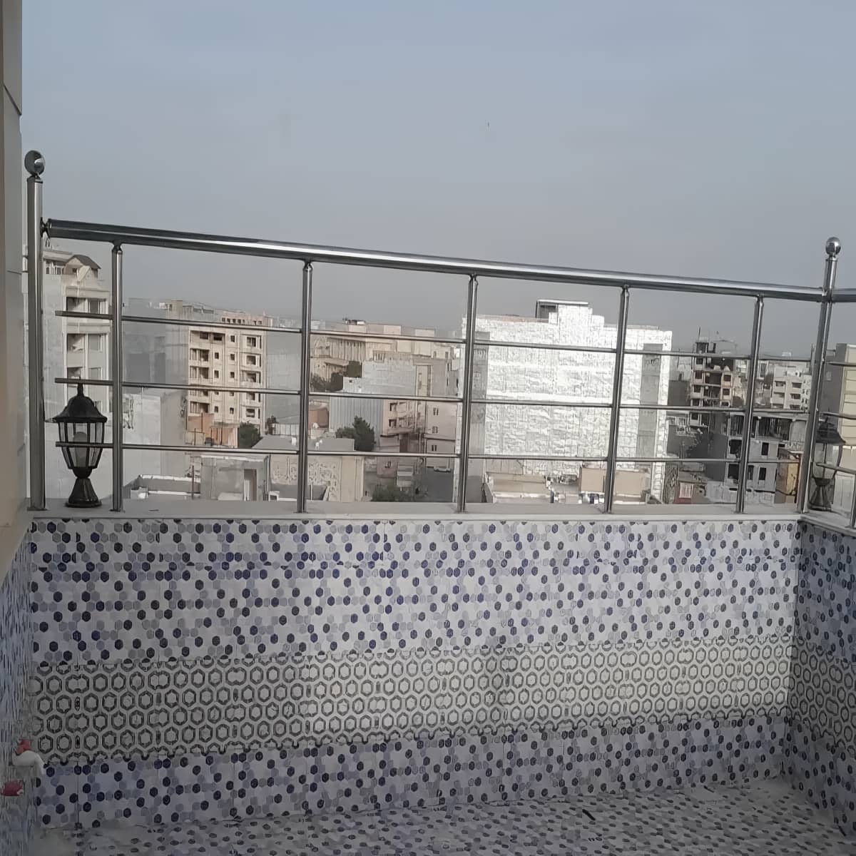 هندریل استیل دیواری مقاوم با دستگیره براق و خوش دست هندریل استیل دیواری مقاوم با دستگیره براق و خوش دست