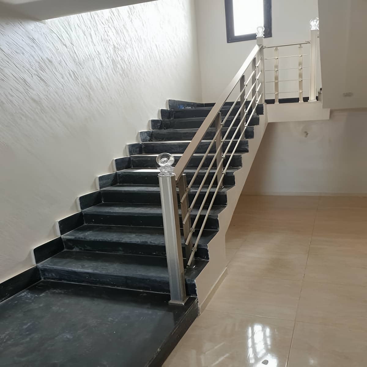 هندریل استیل دیواری مقاوم با نصب تراز کنار راه پله هندریل استیل دیواری مقاوم با نصب تراز کنار راه پله