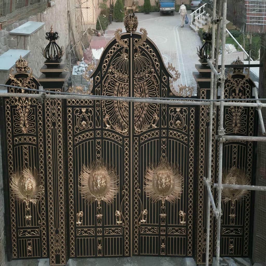 درب حیاط فلزی با شاسی تقویت شده با رنگ کوره ای بادوام