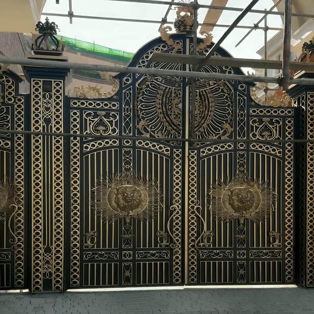 درب نفررو فلزی حیاط با نصب تراز لولا