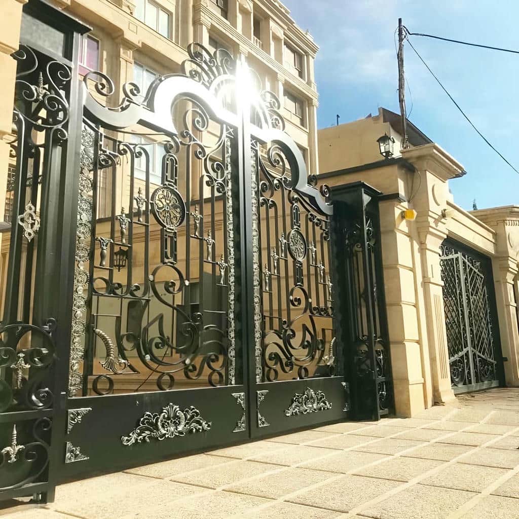 درب حیاط فلزی فرفورژه با برش دقیق پروفیل