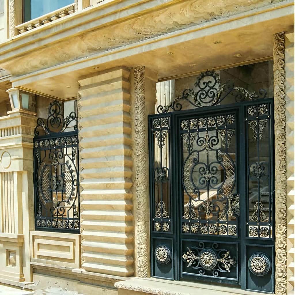 درب حیاط فلزی مدرن با برش دقیق پروفیل