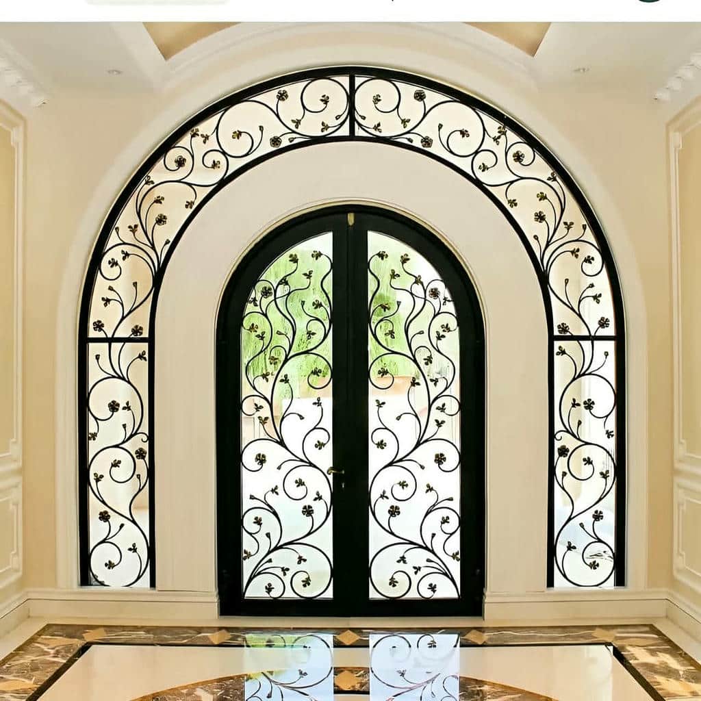 درب فلزی پارکینگ ویلایی با کابل کشی منظم کنار دیوار