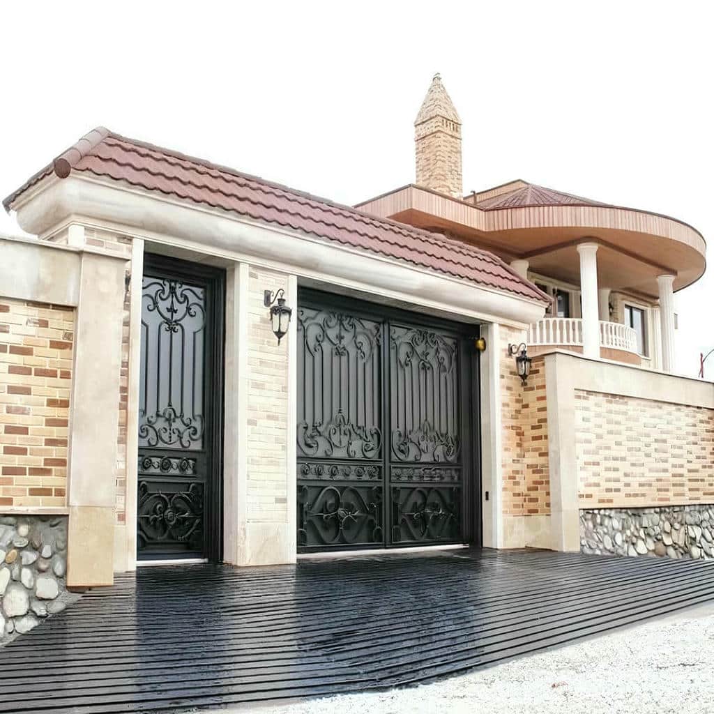 درب لاکچری فلزی ویلا با طرح هماهنگ نما