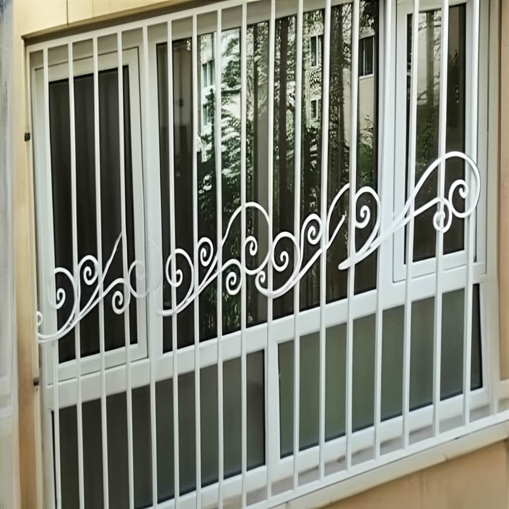 نرده حفاظ فرفورژه مدرن با برش منظم شاخه ها