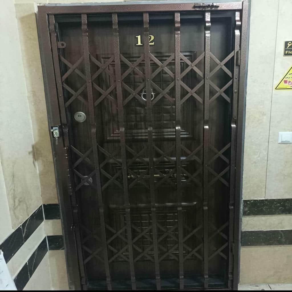 نرده آهنی آکاردئونی با قفل ایمن روی بدنه