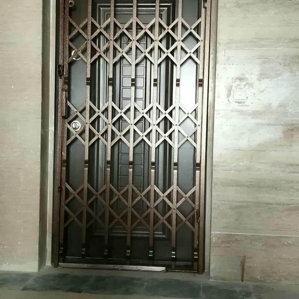 درب آکاردئونی با نصب اصولی روی چهارچوب