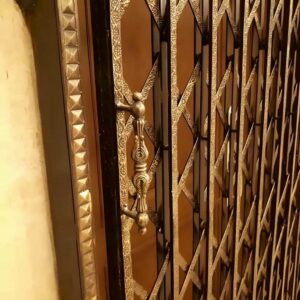 مراحل اجرای نصب حفاظ کشویی آکاردئونی ورودی آپارتمان به شکل استاندارد و ایمن