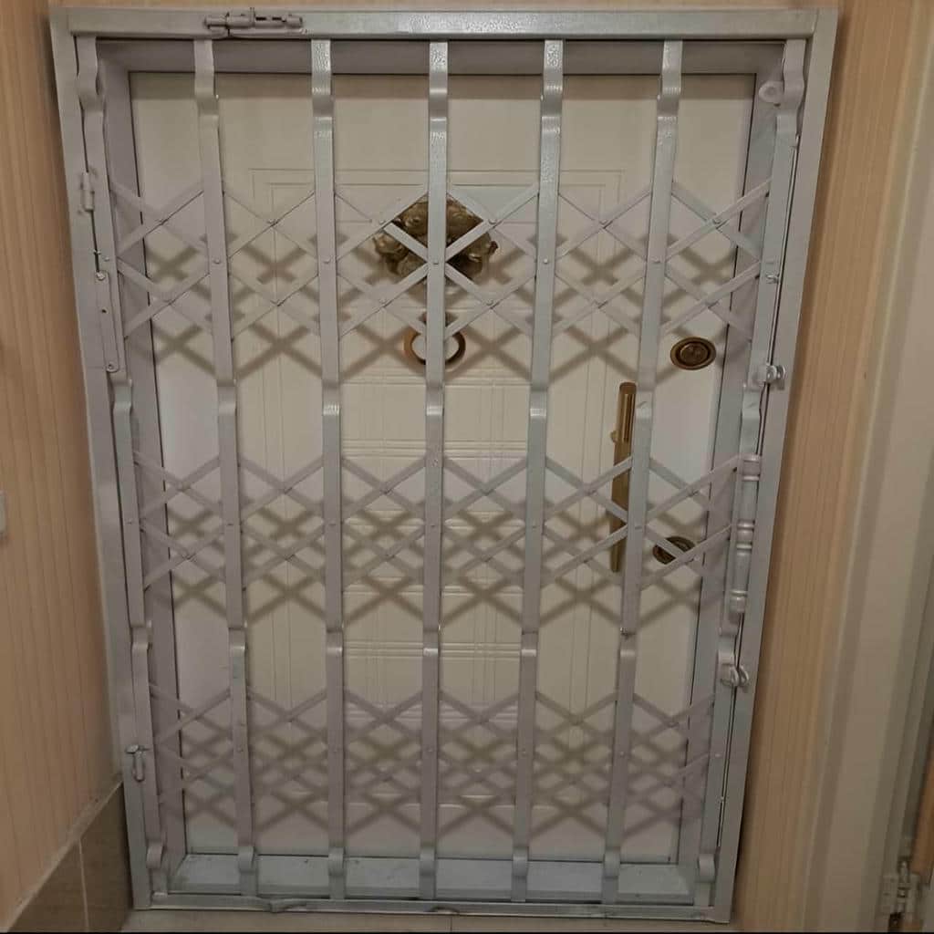 حفاظ آکاردئونی ریلی با قفل مقاوم ورودی