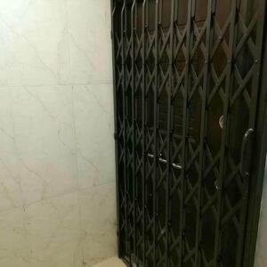 حفاظ آهنی پشت درب چوبی آپارتمان برای امنیت ضد نفوذ