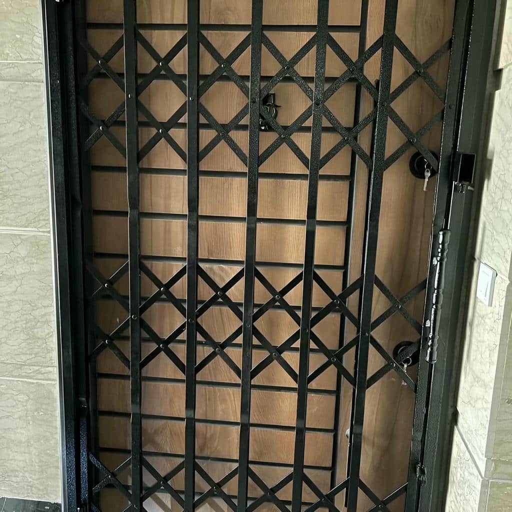 حفاظ گارد درب آپارتمانی با رنگ پوششی یکنواخت