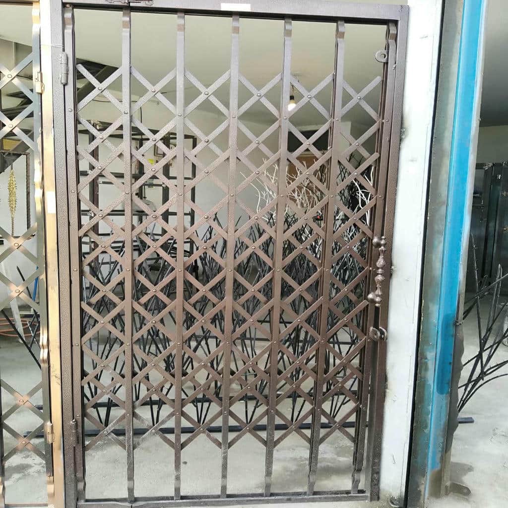 درب آکاردئونی با رنگ روشن یکنواخت
