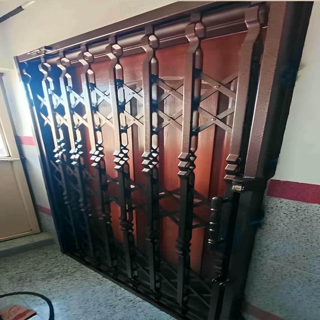 درب آکاردئونی ضد سرقت با پرچ های محکم