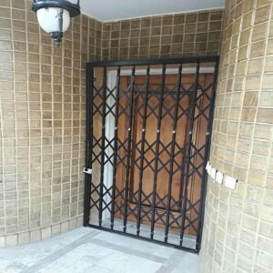 درب حفاظ آکاردئونی ورودی خانه با ساختار جمع شونده کم جا
