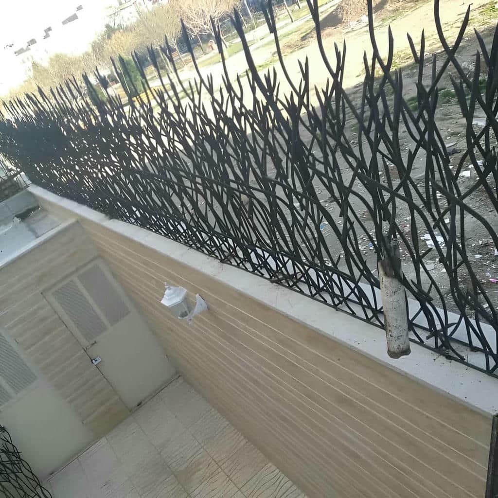 نرده حفاظ روی دیوار با عرض مناسب تاج