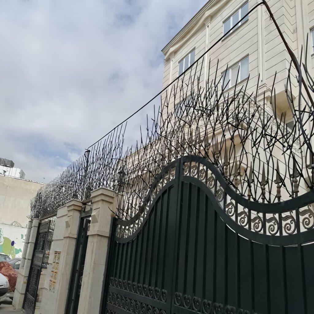 حفاظ شاخ گوزنی نصب شده روی دیوار ساختمان