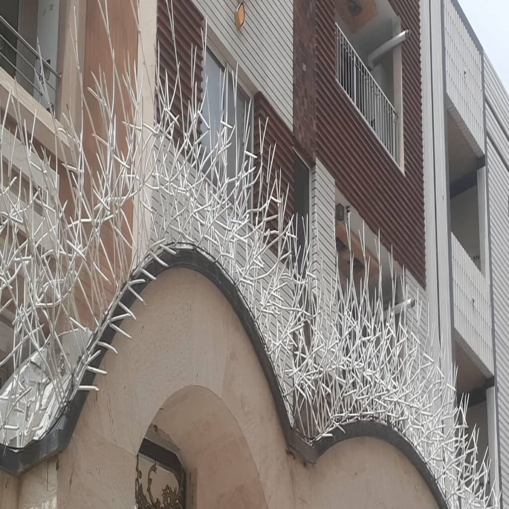 نرده دیوار نصب شده روی دیوار حیاط