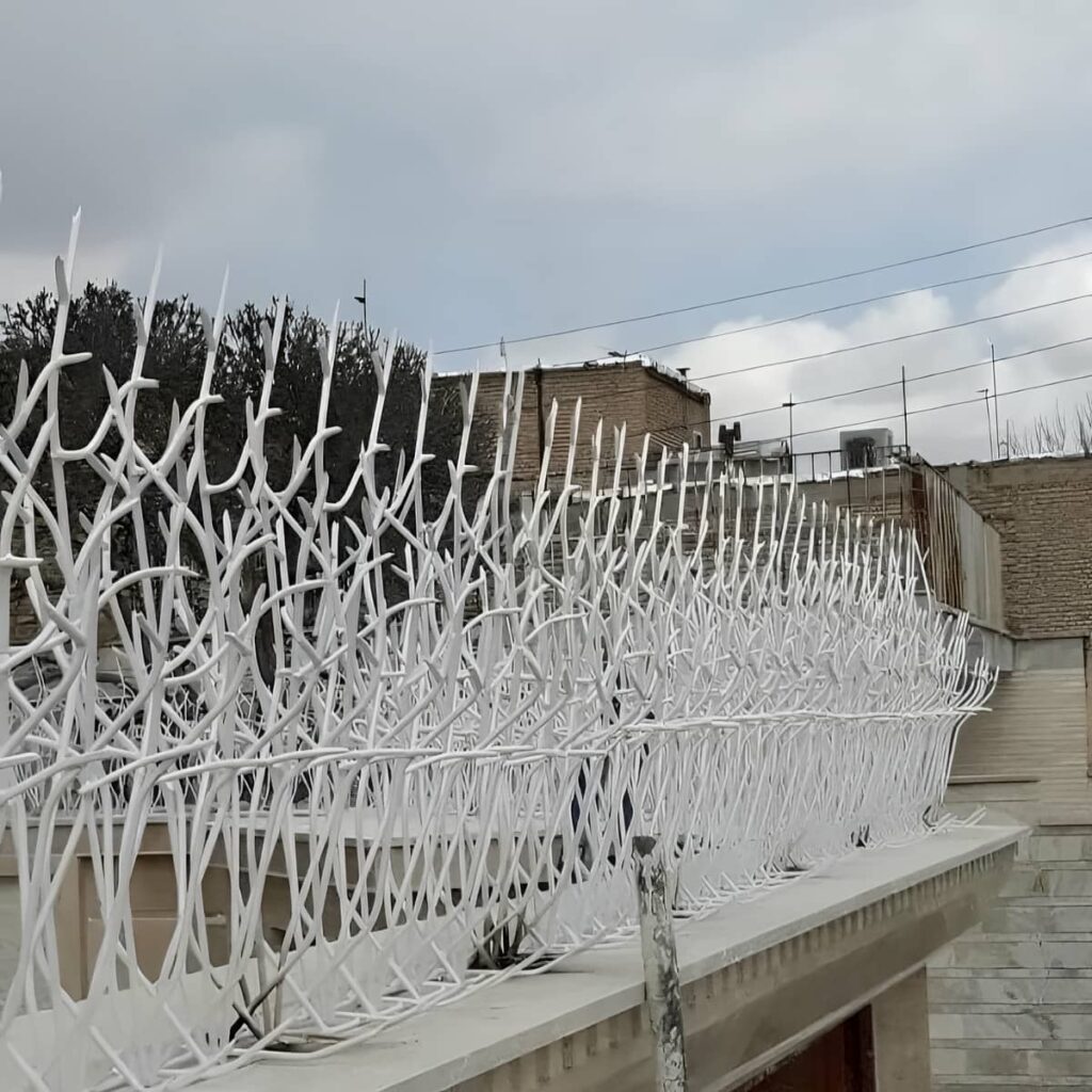 نرده دیوار با برش دقیق سرشاخه ها