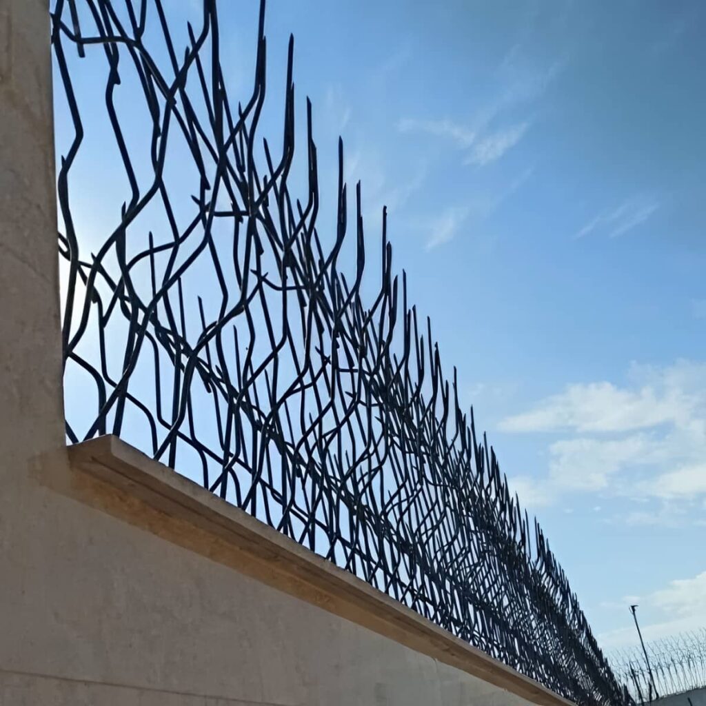 نرده حفاظ دیوار نصب شده روی تاج دیوار