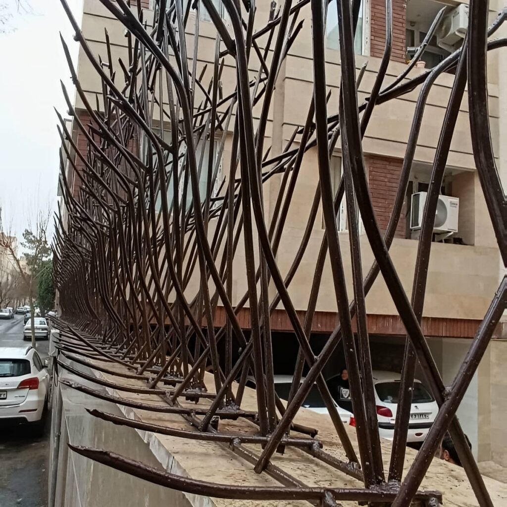 حفاظ شاخ گوزنی روی دیوار با شاسی تراز شده