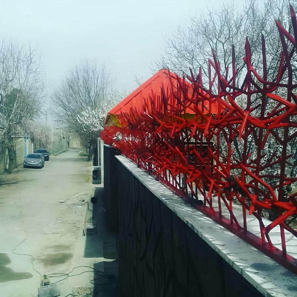 نرده حفاظ دیوار با رنگ ضدزنگ فضای باز