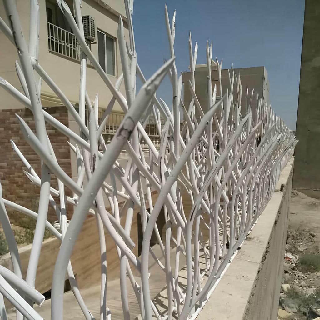 نرده آهنی روی دیوار ایمن