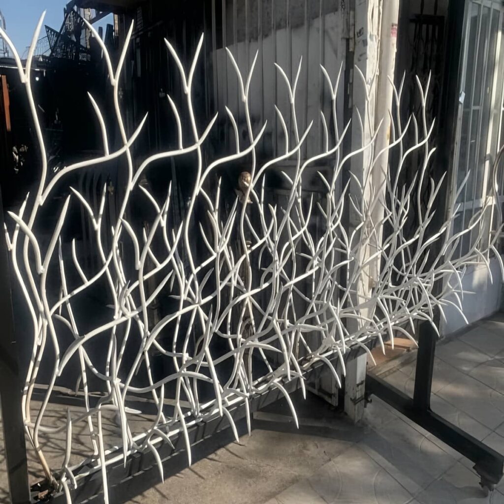 نرده حفاظ دیوار نصب شده روی لبه دیوار