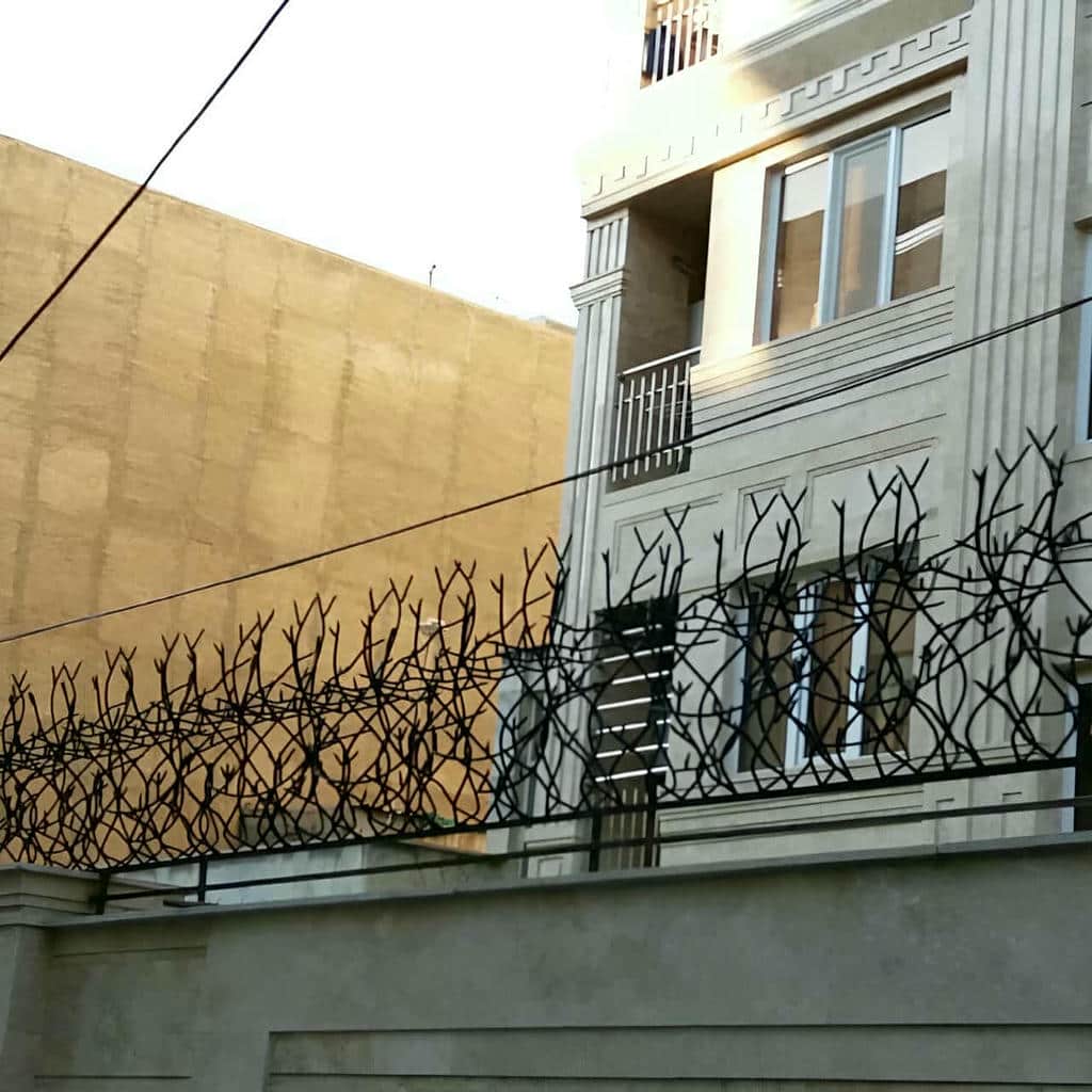 حفاظ فلزی روی دیوار با پوشش رنگ مقاوم