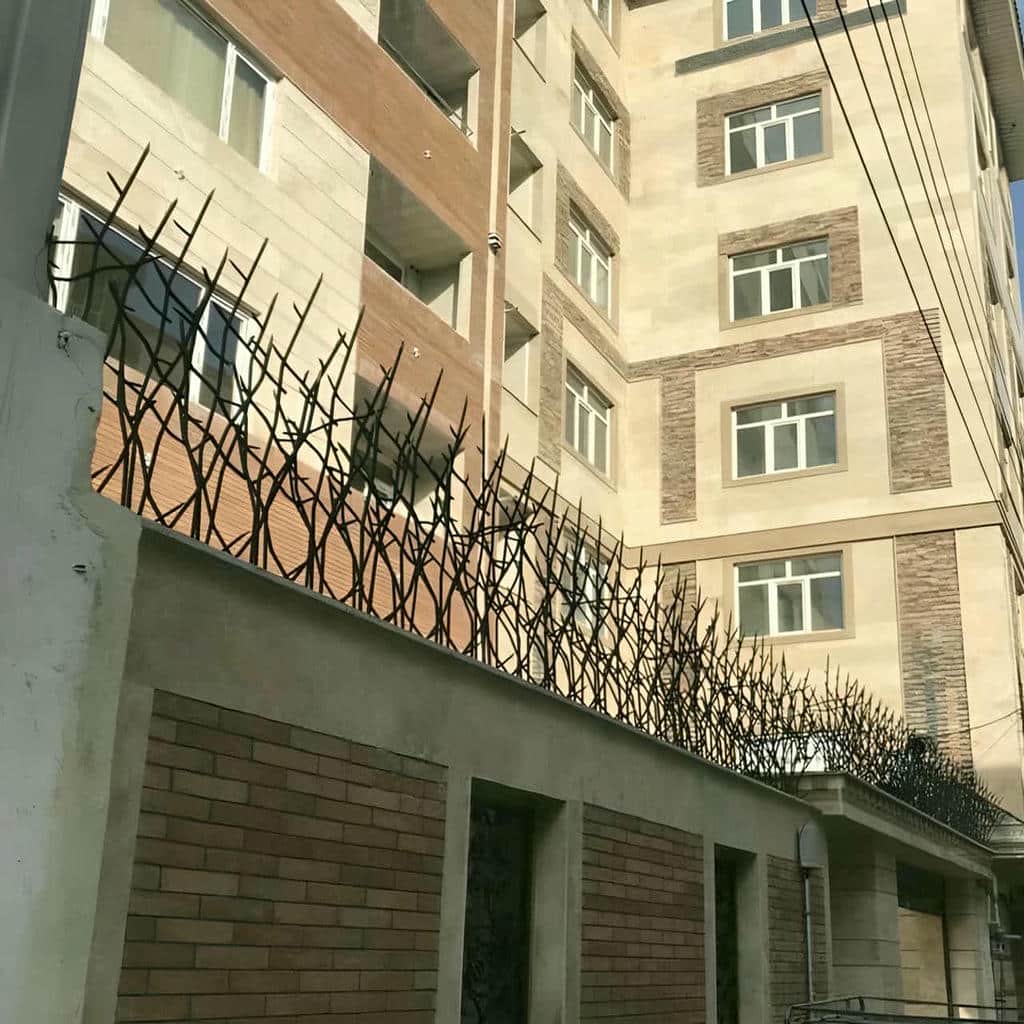 نرده دیوار با رنگ ضدزنگ فضای باز
