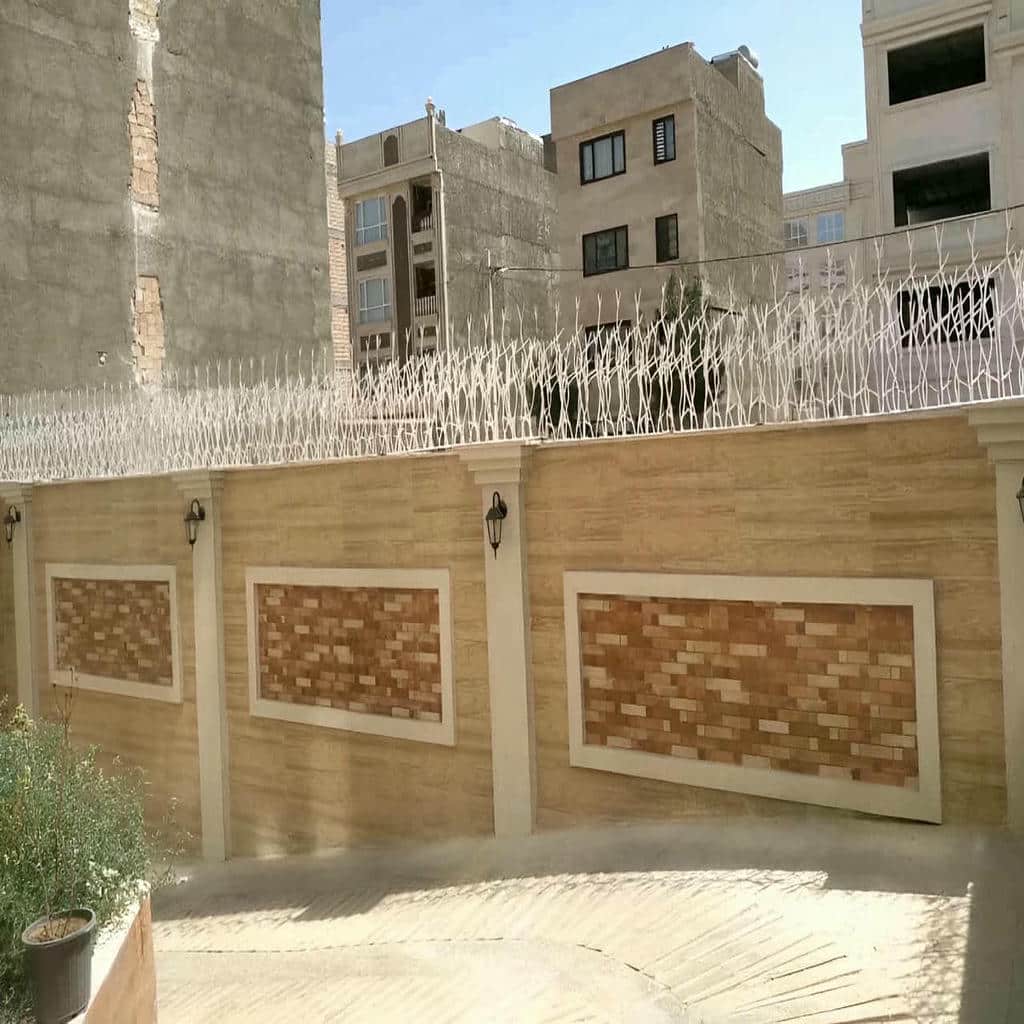 نرده دیوار با پوشش رنگ یکنواخت