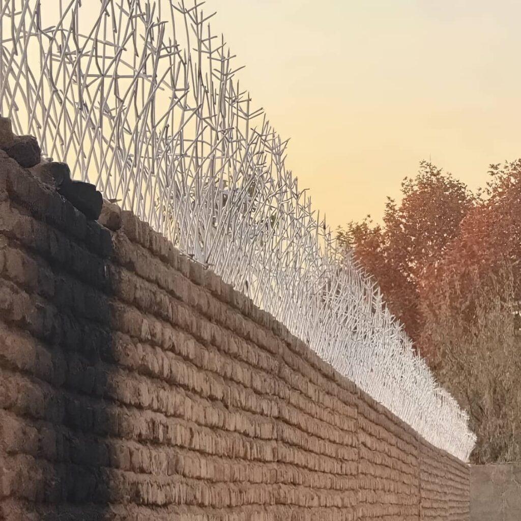 نرده دیوار آهنی با برش دقیق سرشاخه ها