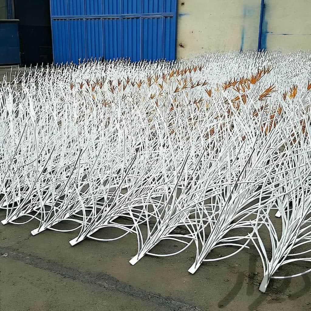نرده حفاظ روی دیوار با جوشکاری دقیق اتصالات
