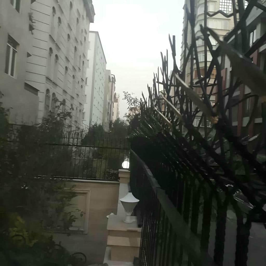 حفاظ دیوار نصب شده روی تاج دیوار