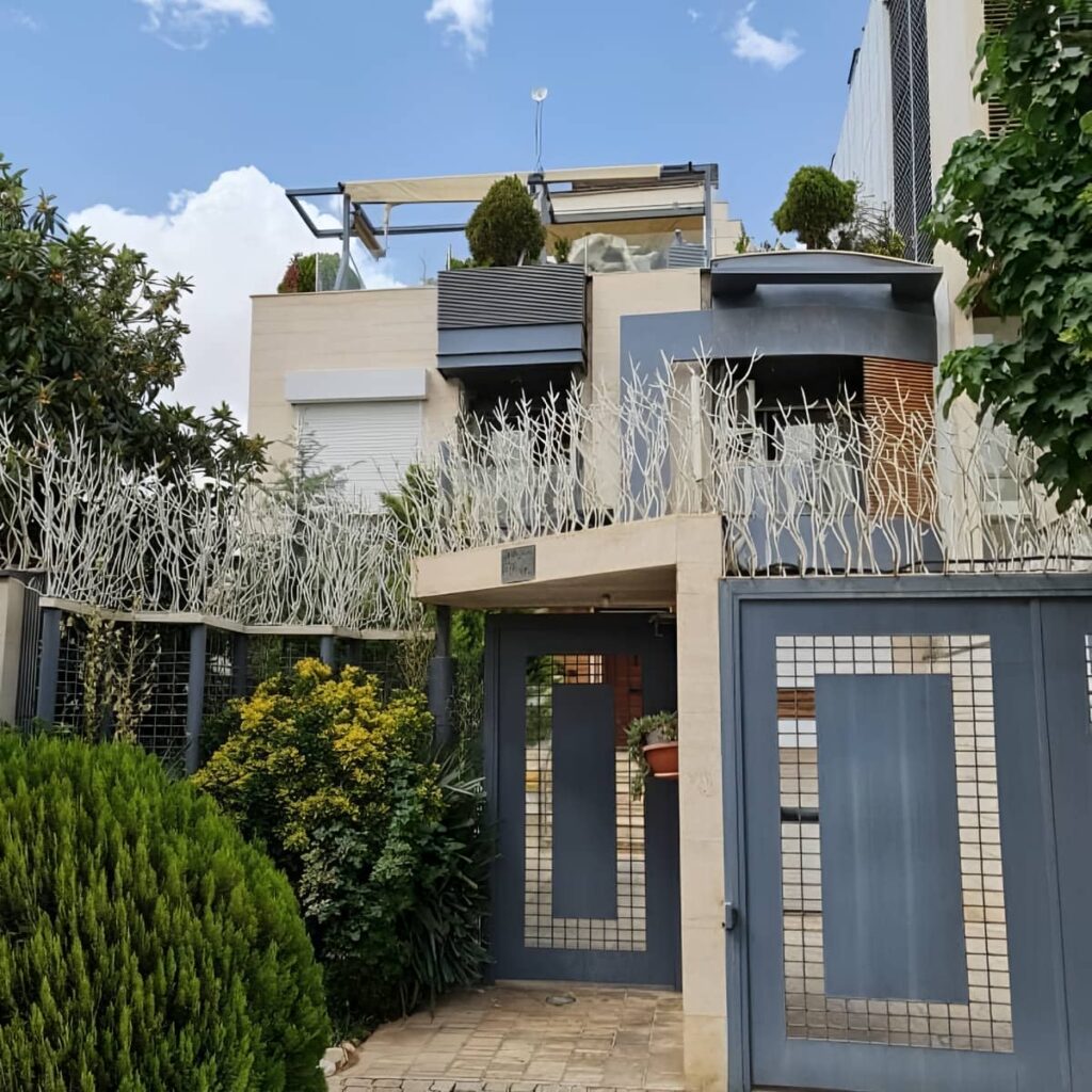 نرده روی دیوار با پروفیل فلزی محکم