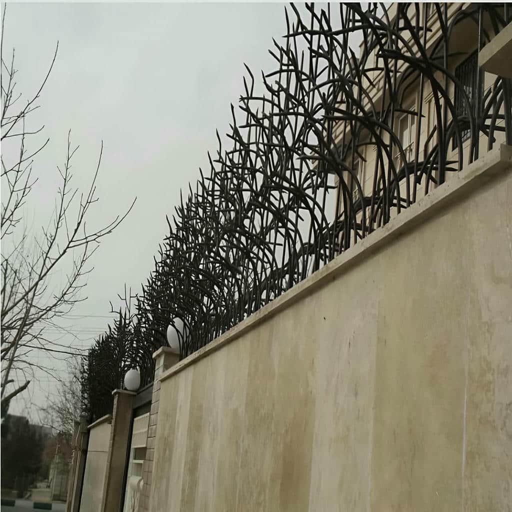 نرده دیوار با فرم ضد سرقت روی محوطه