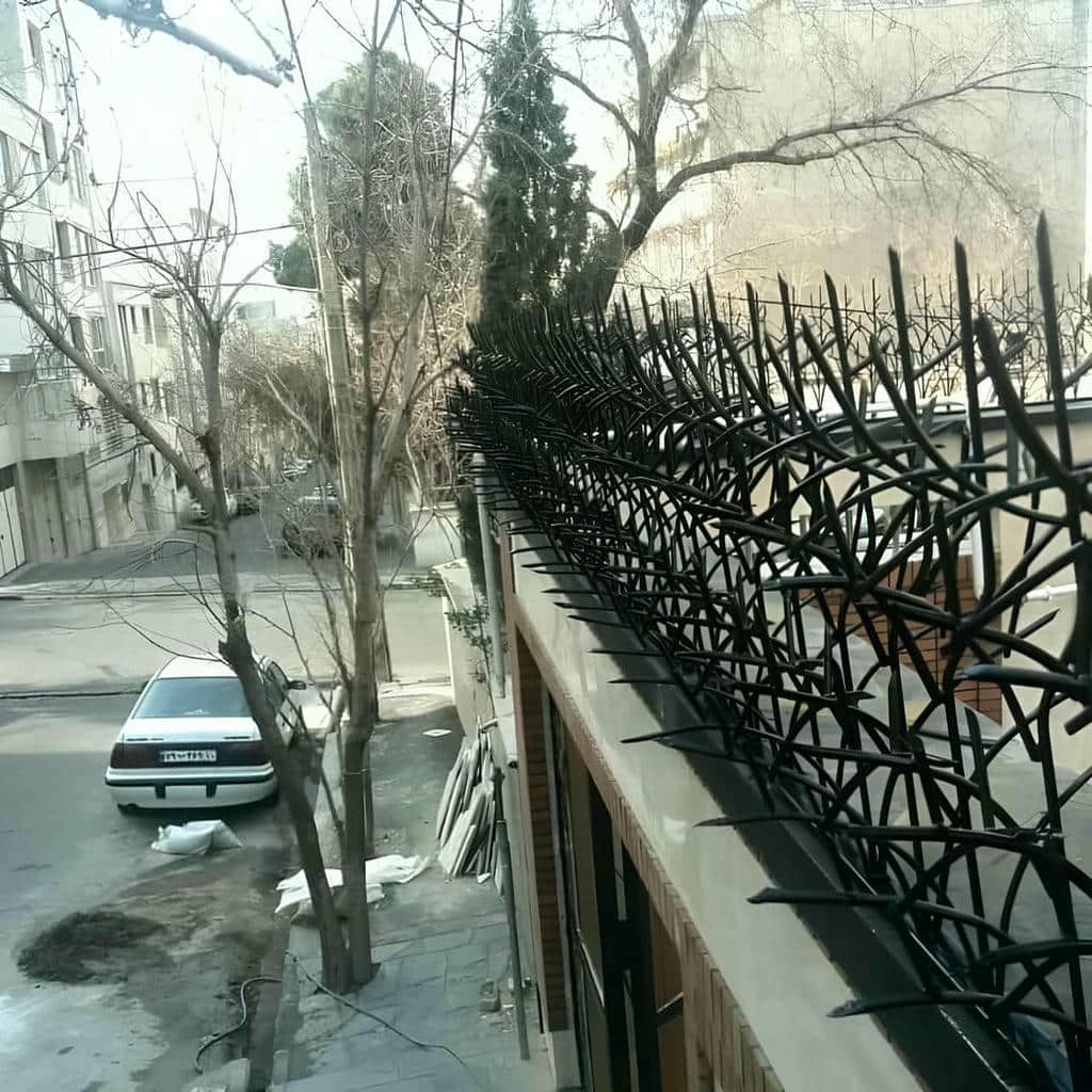 نرده دیوار حیاط آهنی با طراحی هماهنگ نما