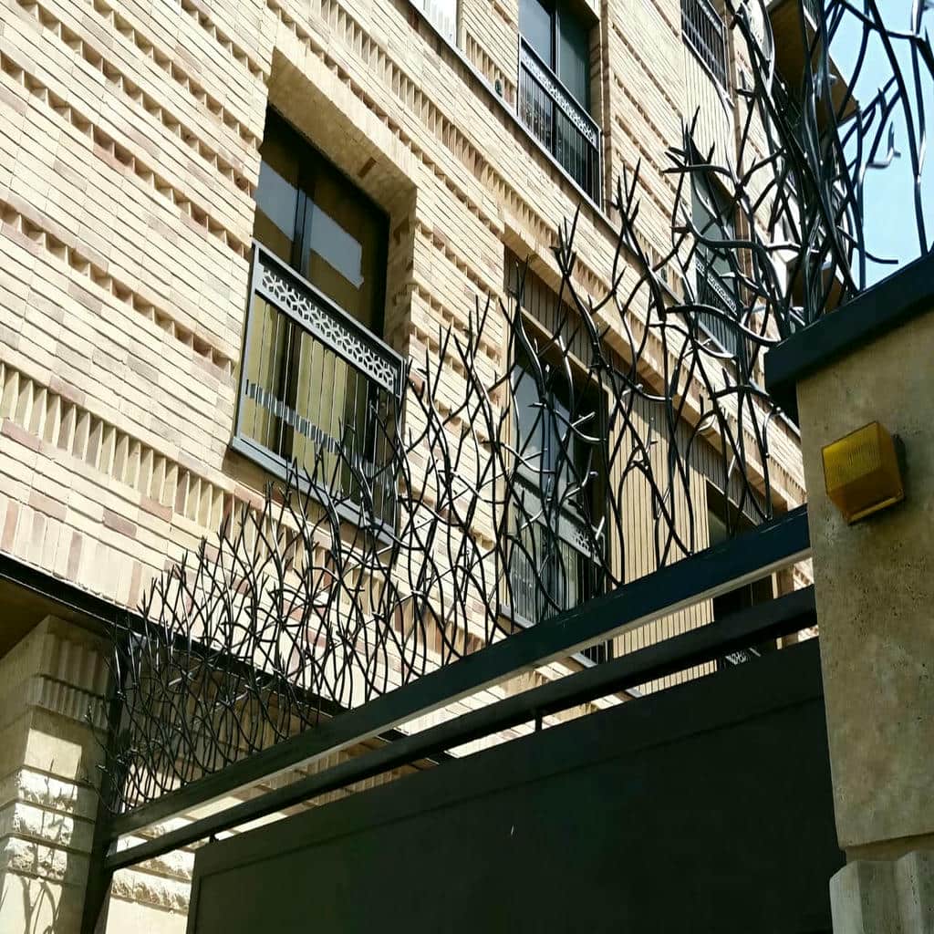 حفاظ آهنی دیوار با برش دقیق شاخه