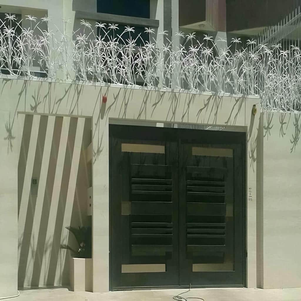 نرده دیوار آهنی نصب شده روی تاج دیوار