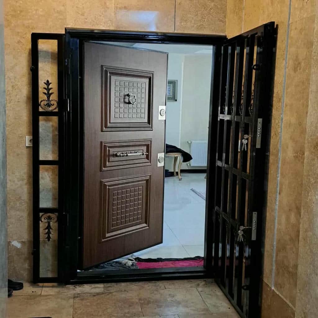 حفاظ درب آپارتمان با رنگ بادوام یکنواخت