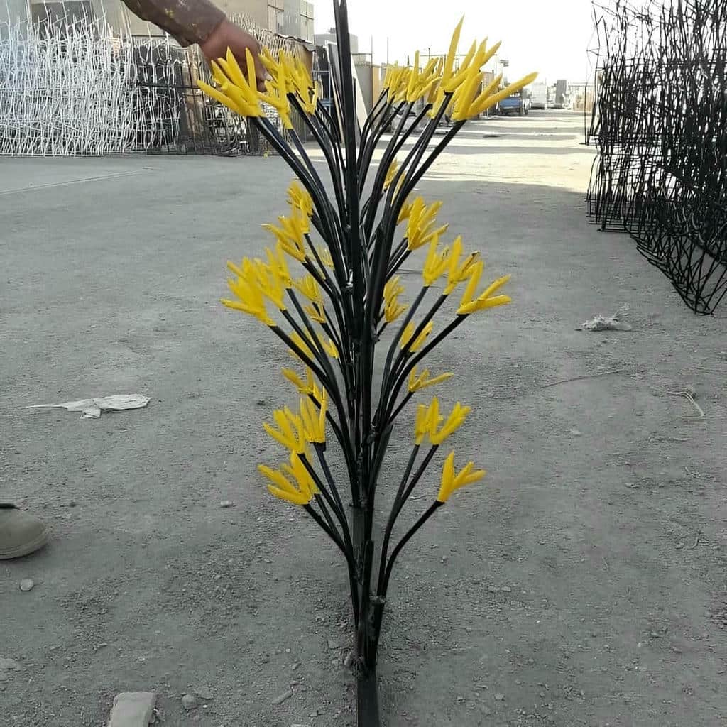 نرده دیوار لیلیوم با شاخه های فلزی منظم