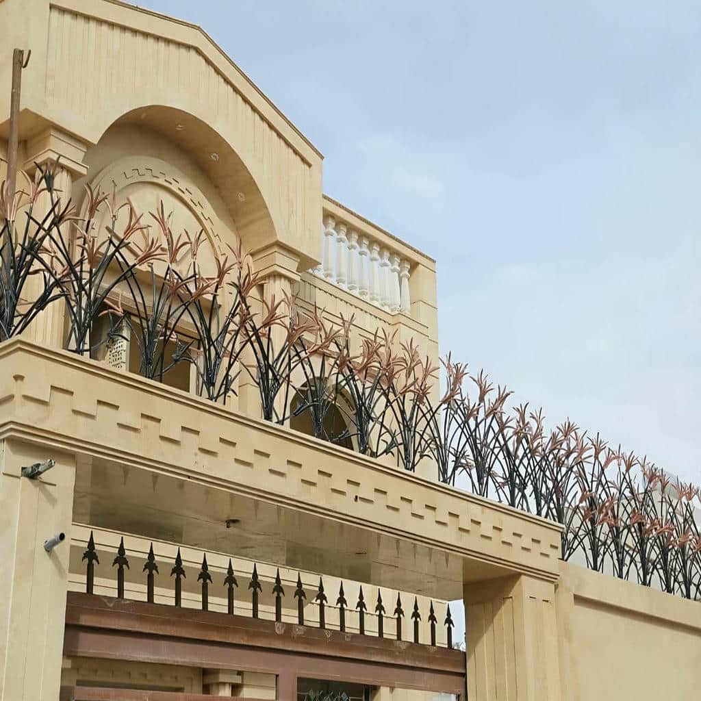 نرده دیوار لیلیوم با پوشش رنگ یکنواخت