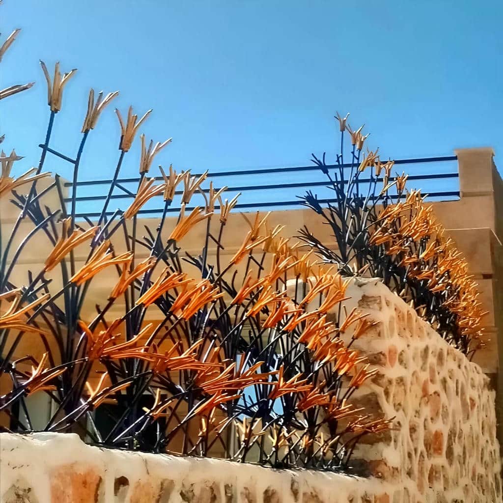 نرده دیوار لیلیوم هماهنگ با نمای ساختمان